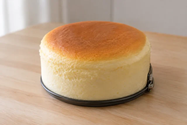 Foto de cheesecake japonês de 2 ingredientes pronto para servir